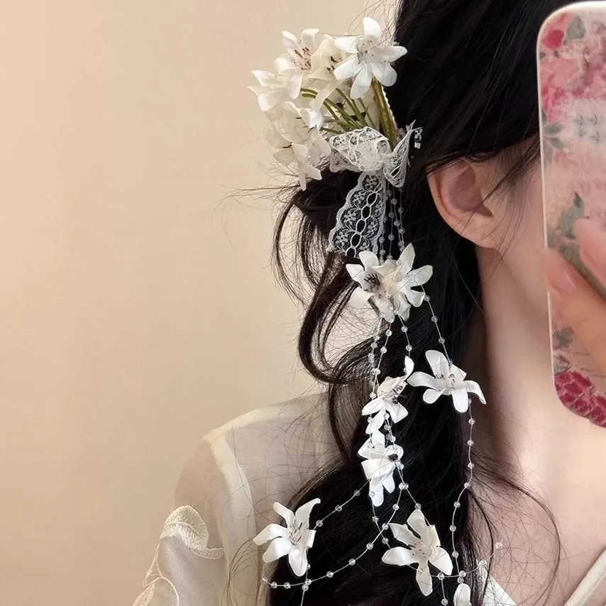 エレガントな白い花柄ヘアクリップ、レースのリボンとビーズのタ - Women Fashion Photoshoot のレビューと価格